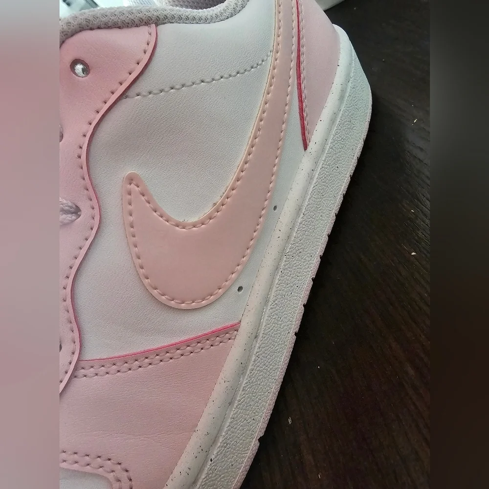 Nike Big Girls Borough Low 2 SE Casual  Sneakers in Pink and White